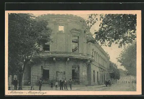 AK Mitrovica, Passanten vor einer Ruine