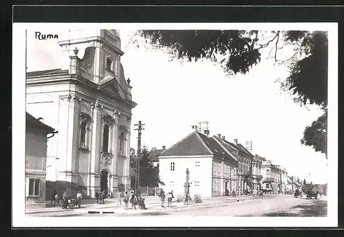 Foto-AK Ruma, Kirche, Strassenpartie