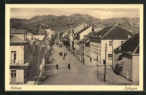 AK Cetinje / Cettigne, Strassenpartie mit Blick zu den Bergen