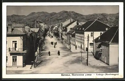 AK Cetinje / Cettigne, Passanten auf der Strasse