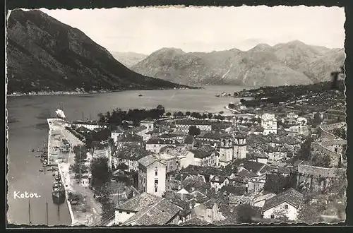 AK Kotor / Cattaro, Blick über die Stadt mit Hafen