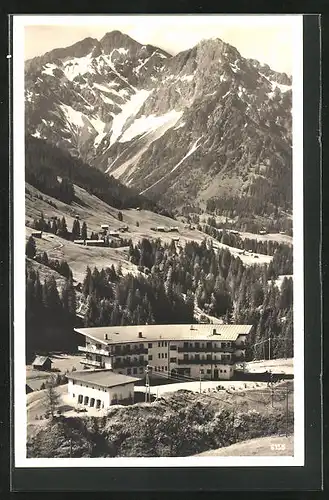 AK Hirschegg, Blick auf das Sporthotel Ifen mit Elferhorn und Zwölferhorn