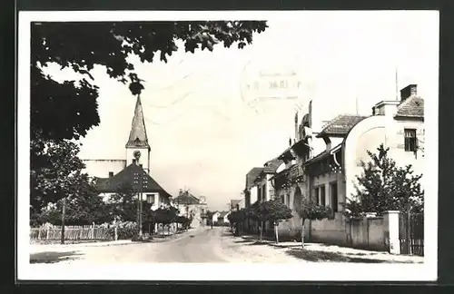 AK Milowitz / Milovice, Strassenansicht mit Kirche