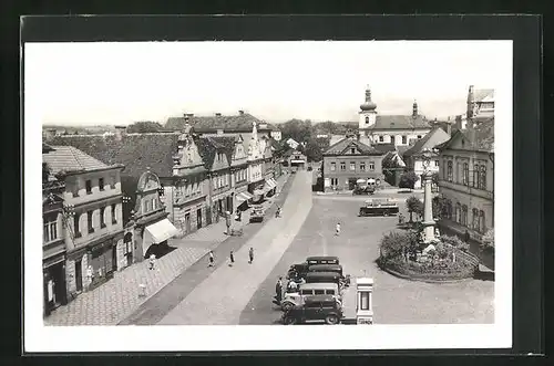 AK Mnichovo Hradiste, Stadtplatz mit Denkmal und Geschäften