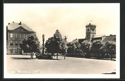 AK Dolni Bousov, Namesti, Stadtplatz mit Denkmal