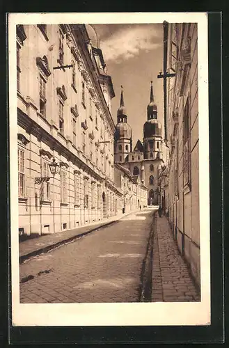 AK Trnava, Strassenansicht mit Kirche