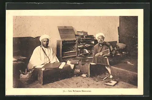 AK Les Relieurs Marocains, arabische Buchbinder