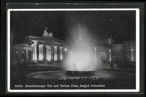 AK Berlin, Brandenburger Tor und Pariser Platz festlich beleuchtet