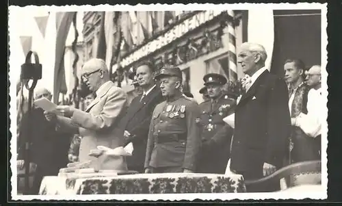 Foto-AK Edvard Benes bei einer Ansprache vor dem Präsidentenhaus