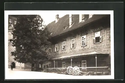 AK Krumau / Cesky Krumlov, Kanonen vor dem Haus