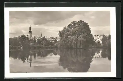 AK Litovel, Blick vom See auf den Ort