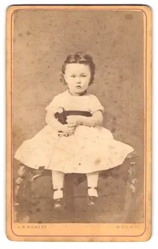 Fotografie J. H. Robert, Worms, Am Obermarkt, Portrait kleines Mädchen im Kleid