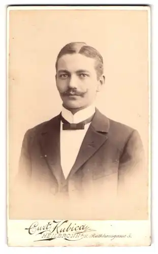 Fotografie Curt Kubica, Heilbronn a /N., Portrait eleganter Herr mit Moustache