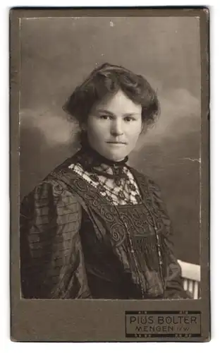 Fotografie Pius Bolter, Mengen i /W., Portrait junge Dame im hübschen Kleid