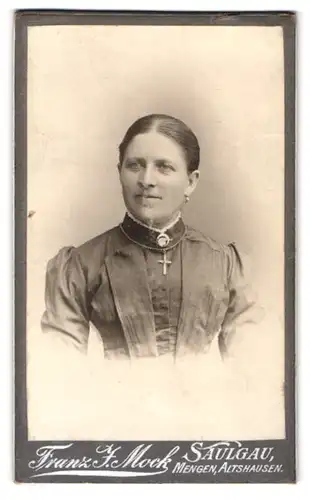 Fotografie Franz J. Mock, Bad Saulgau, Portrait junge Dame mit Kragenbrosche und Kreuzkette