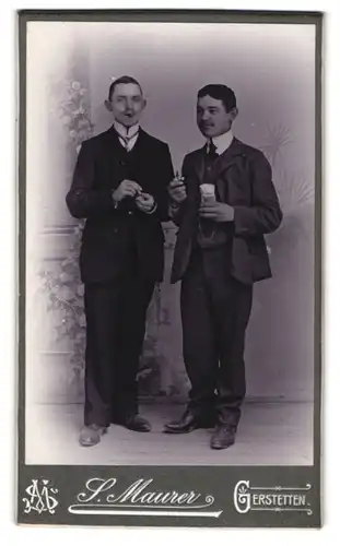 Fotografie S. Maurer, Gerstetten, Portrait zwei junge Herren im Anzug mit Zigarre
