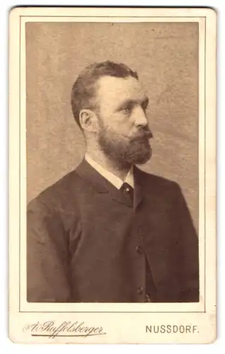 Fotografie A. Raffelsberger, Nussdorf, Hauptplatz, Portrait stattlicher Herr im Anzug mit Vollbart