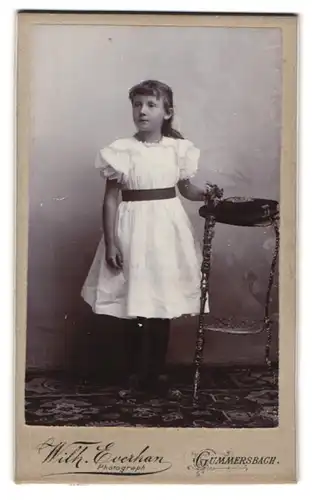 Fotografie Wilh. Everhan, Gummersbach, Portrait junges Mädchen im weissen Kleid
