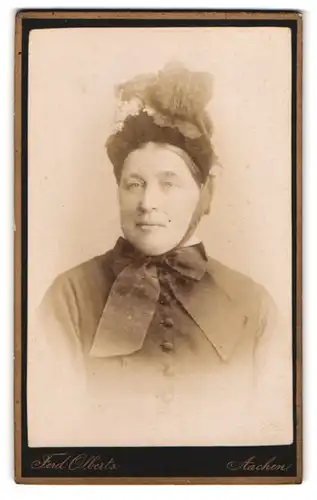 Fotografie Ferd. Olbertz, Aachen, Comphausbadstrasse 29, Portrait bürgerliche Dame mit Haube