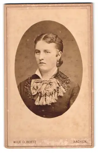 Fotografie Wilhelm Olbertz, Aachen, Comphausbadstrasse 29, Brustportrait junge Dame mit zeitgenössischer Frisur