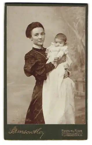 Fotografie Samson & Co., Essen a. d. Ruhr, Limbecker strasse 12, Portrait junge Dame im Kleid mit Baby auf dem Arm