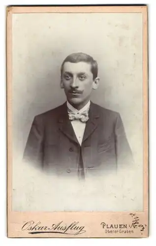 Fotografie O. Ausflug, Plauen i /V., Oberer Graben 19, Portrait eleganter Herr mit Oberlipenbart