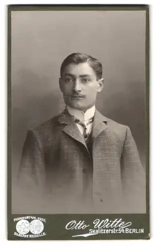 Fotografie Otto Witte, Berlin-SO, Skalitzer-Strasse 54, Portrait junger Herr im Anzug mit Krawatte