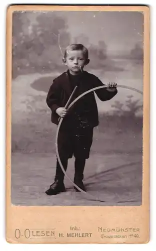 Fotografie O. Olesen, Neumünster, Grossflecken 49, Portrait kleiner Junge im Matrosenanzug mit Reifen