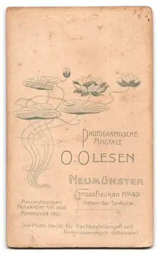 Fotografie O. Olesen, Neumünster, Grossflecken 49, Portrait kleiner Junge im Matrosenanzug mit Reifen