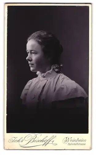 Fotografie Johs. Bischoff, Weinheim, Bahnhofstrasse, Portrait junge Dame mit Dutt