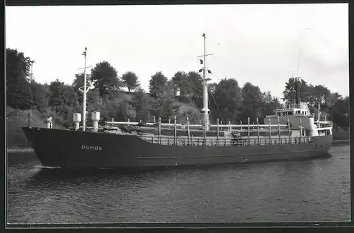 Fotografie Frachtschiff Dumos hat Holz geladen