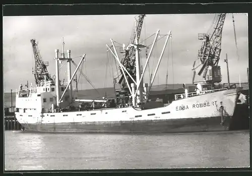 Fotografie Frachtschiff Ebba Robbert liet im Hafen vor Krananlagen