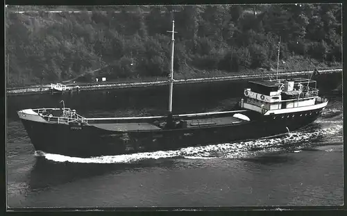 Fotografie Frachtschiff Venus während einer Kanalpassage