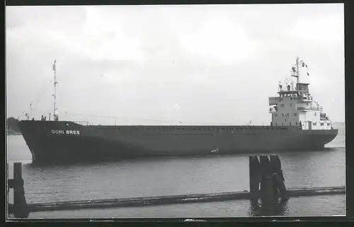 Fotografie Schüttgut-Frachtschiff Dori Bres vor Hafeneinfahrt