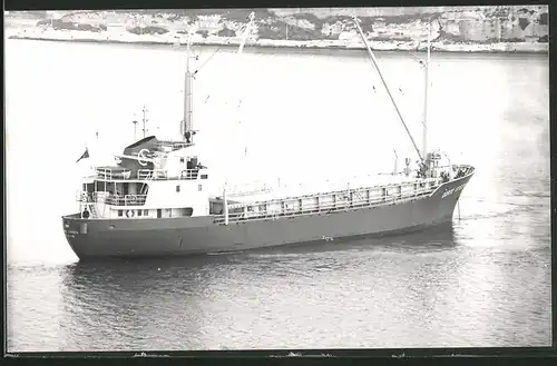 Fotografie Frachtschiff Dorte Steen liegt vor Anker