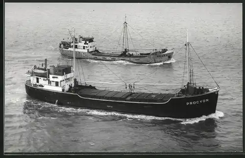 Fotografie Frachtschiff Procyon mit Frachtschiff Adara auf Backbord