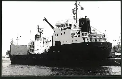 Fotografie Frachtschiff Paulina Brinkman mit offener Ladeluke im Hafen