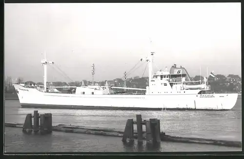 Fotografie Frachtschiff Pacific während einer Kanalpassage