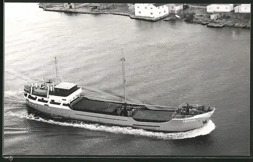 Fotografie Frachtschiff Zephyr in Hafeneinfahrt