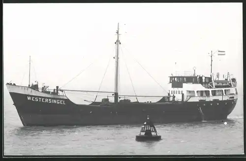 Fotografie Frachtschiff Westersingel passiert Boje