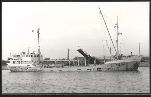 Fotografie Frachtschiff Wodan hat Holz geladen