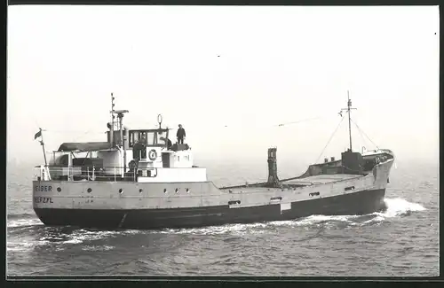 Fotografie Frachtschiff Reiger mit Seeleuten auf Deck