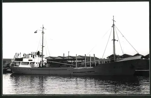 Fotografie Frachtschiff Setas liegt im Hafen