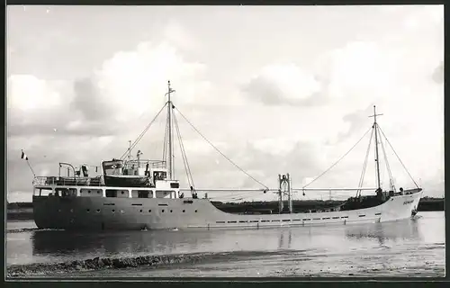 Fotografie Frachtschiff Senang in einem Kanal