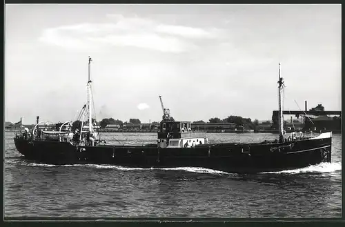 Fotografie Frachtschiff Seine mit Seeleuten an Deck