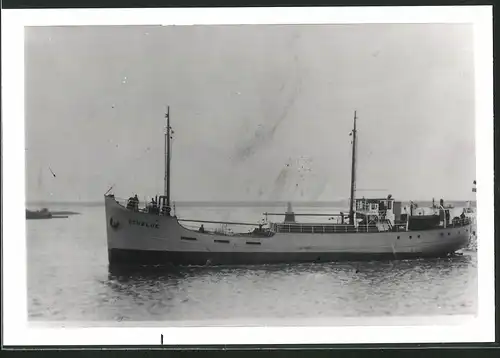 Fotografie Frachtschiff Schelde mit Seeleuten an Deck