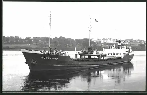 Fotografie Frachtschiff Roerborg bei langsamer Fahrt in einem Kanal