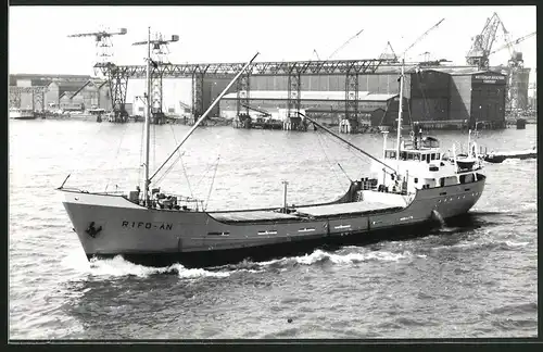 Fotografie Frachtschiff Rifo-An im Hafen von Rotterdam