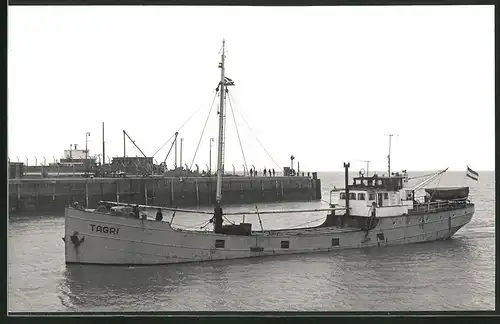 Fotografie Frachtschiff Tagri bei Hafeneinfahrt