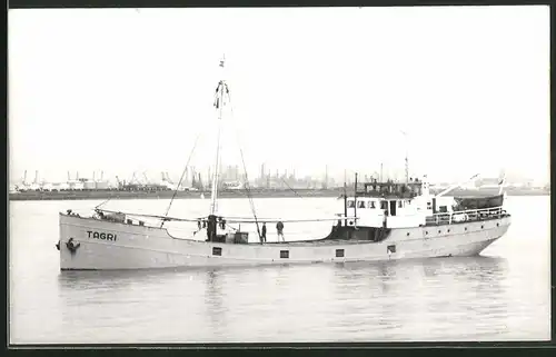 Fotografie Frachtschiff Tagri vor Hafenanlagen